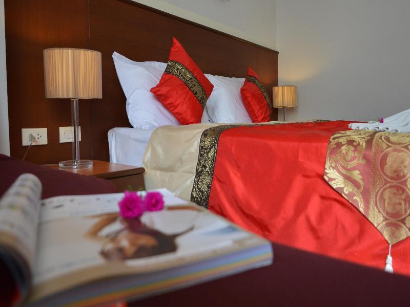 Sharaya Residence Patong Екстер'єр фото